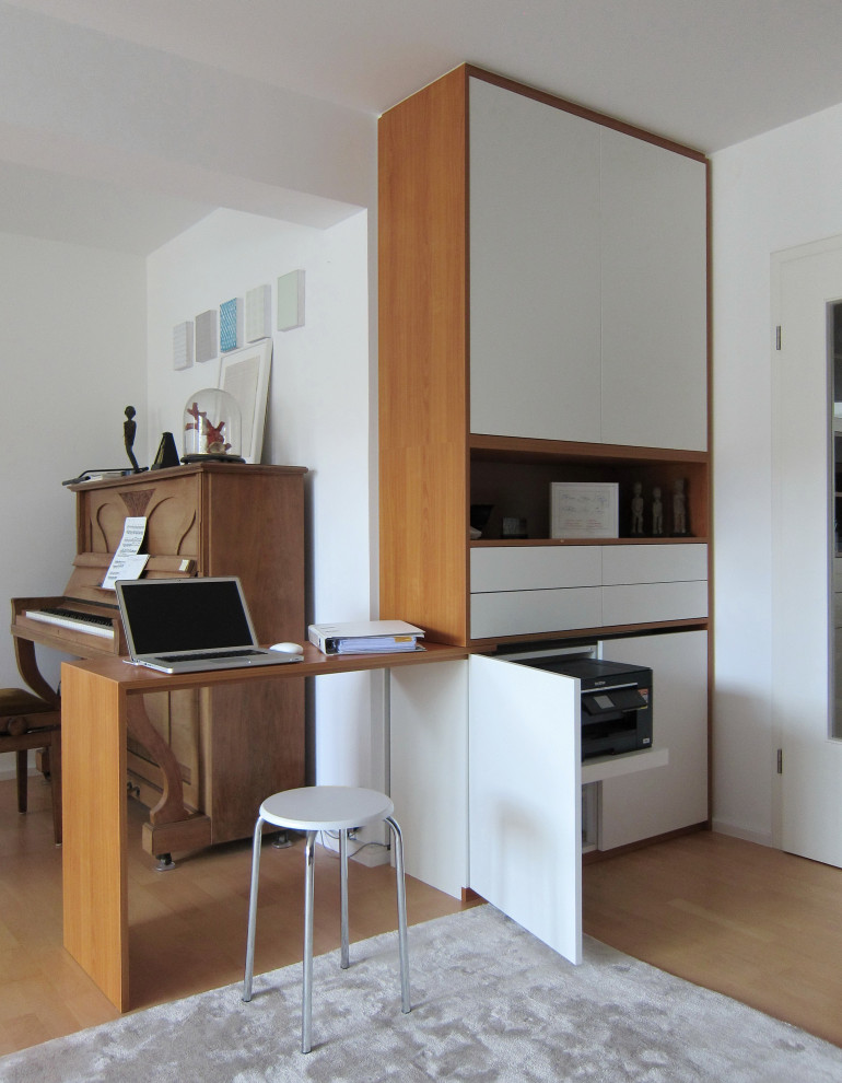 Ejemplo de sala de estar abierta contemporánea de tamaño medio con paredes blancas y suelo de madera clara