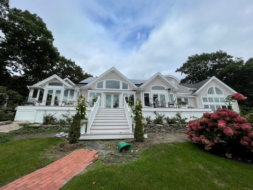 Transitional home design photo in Boston