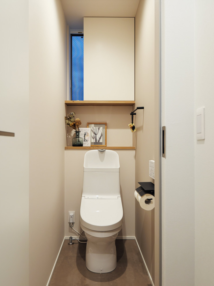 Inspiration för nordiska toaletter, med en toalettstol med hel cisternkåpa, vita väggar, betonggolv och beiget golv