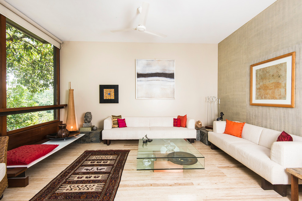 This is an example of a contemporary living room in Mumbai.