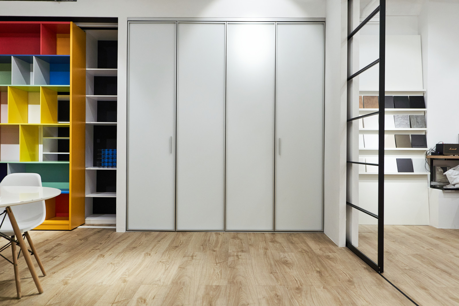 Хозяйственный шкаф со складными дверьми в профиле S1200 raumplus