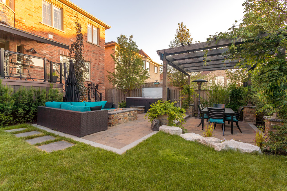 Inspiration for a transitional landscaping in Toronto.