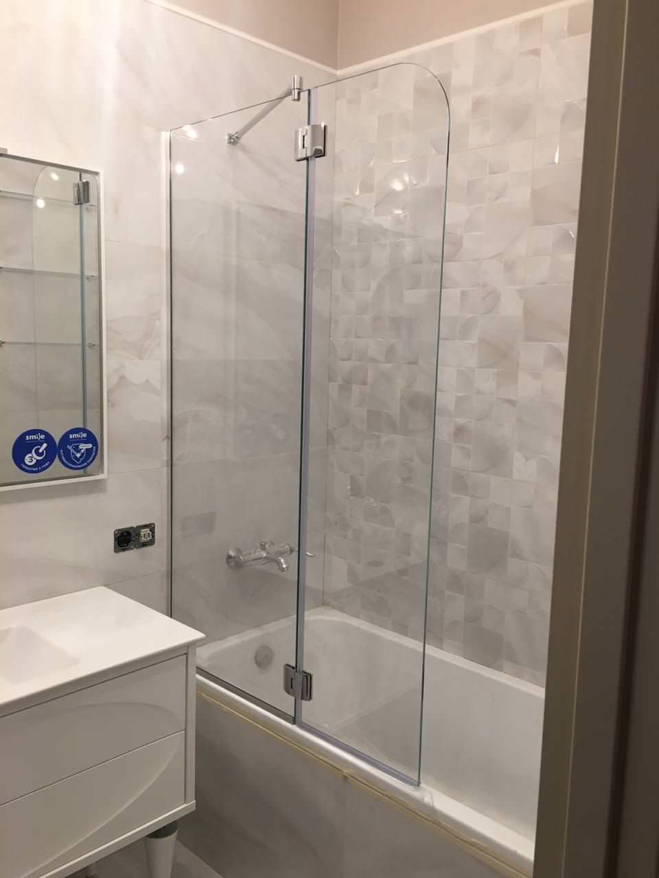 СТЕКЛЯННАЯ ШТОРКА ДЛЯ ВАННОЙ