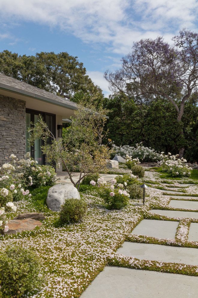 Moderner Garten im Innenhof mit Natursteinplatten in Santa Barbara