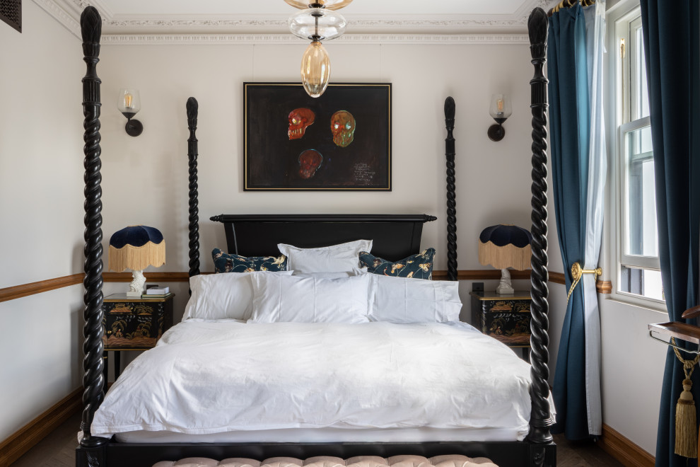 Источник вдохновения для домашнего уюта: хозяйская спальня среднего размера в стиле фьюжн с белыми стенами и темным паркетным полом