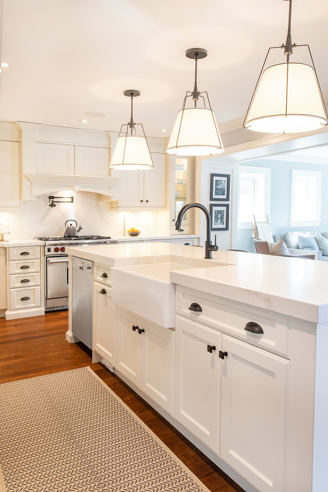 Transitional kitchen photo in Toronto