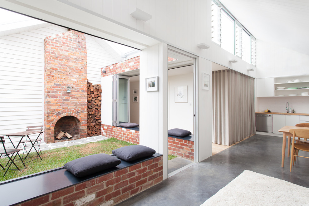 Design ideas for a small contemporary courtyard patio in Melbourne.