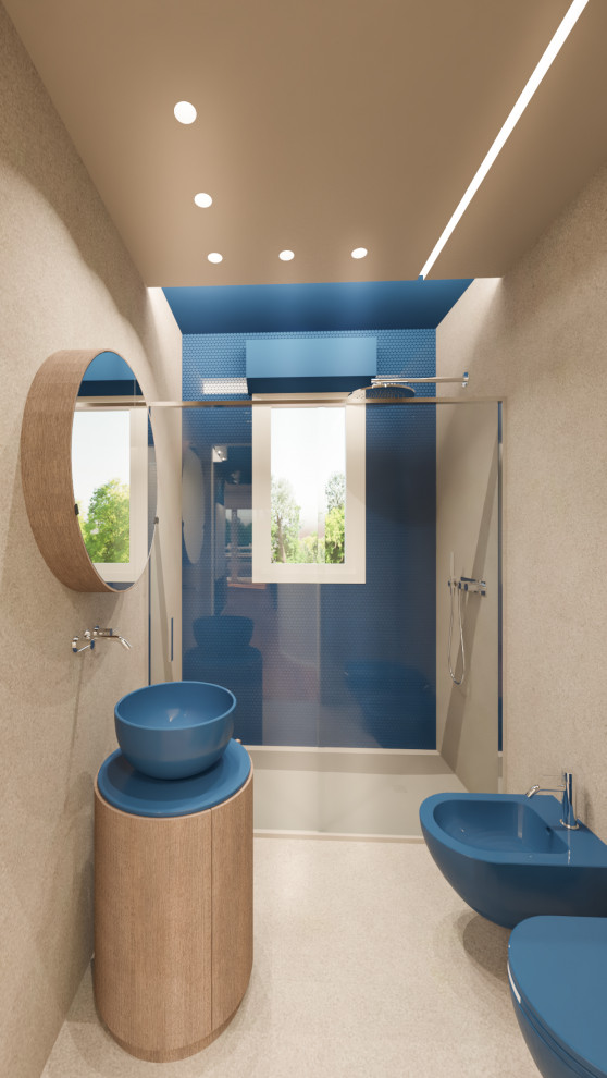 Идея дизайна: маленькая ванная комната в стиле модернизм с плоскими фасадами, коричневыми фасадами, раздельным унитазом, бежевой плиткой, керамогранитной плиткой, бежевыми стенами, полом из керамогранита, душевой кабиной, настольной раковиной, стеклянной столешницей, бежевым полом, душем с раздвижными дверями, синей столешницей, тумбой под одну раковину, напольной тумбой и многоуровневым потолком для на участке и в саду