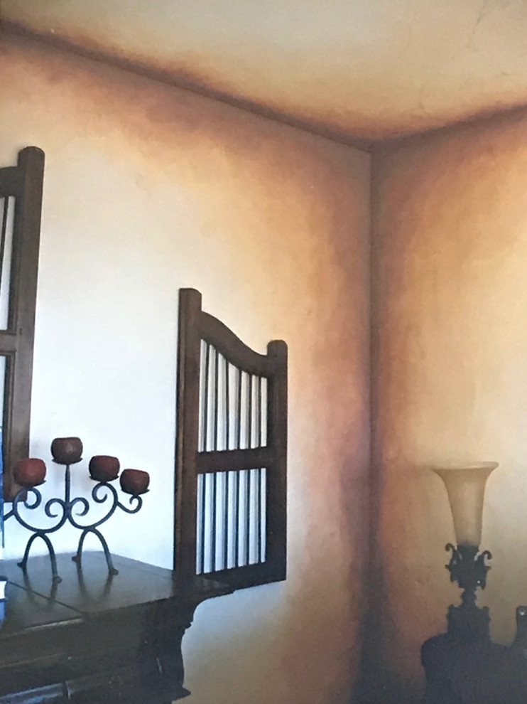 На фото: хозяйская спальня среднего размера в средиземноморском стиле с бежевыми стенами с