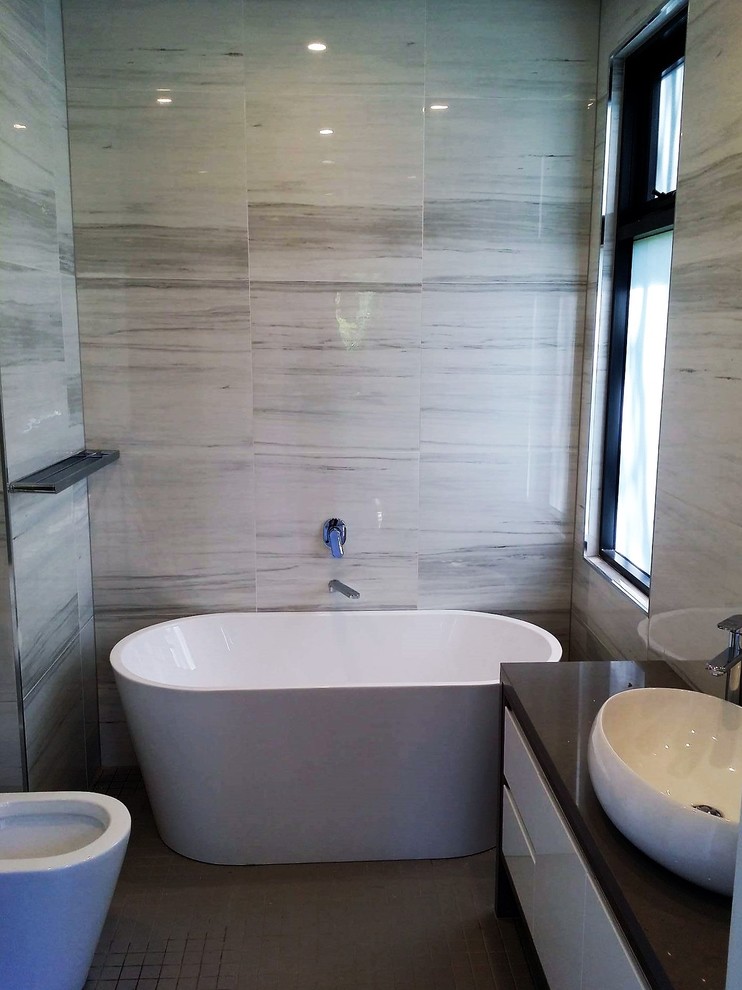 Inspiration for a mid-sized contemporary bathroom in Sydney.