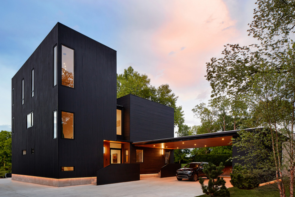 Dreistöckiges, Großes Modernes Haus mit Flachdach, schwarzer Fassadenfarbe, schwarzem Dach und Verschalung in Nashville