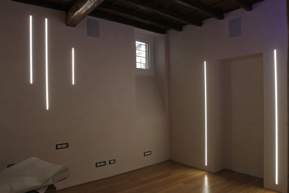 Esempio di una camera matrimoniale contemporanea di medie dimensioni con pareti beige e pavimento in legno massello medio