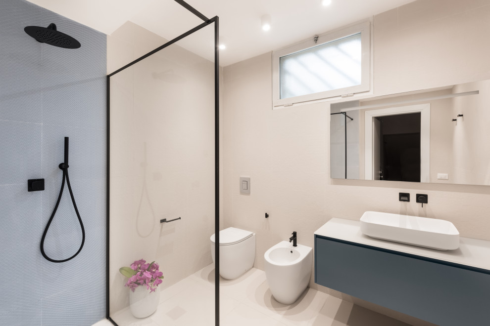 Свежая идея для дизайна: ванная комната среднего размера в современном стиле с плоскими фасадами, серыми фасадами, открытым душем, белой плиткой, керамогранитной плиткой, белыми стенами, полом из керамогранита, душевой кабиной, настольной раковиной, стеклянной столешницей, белым полом, открытым душем, белой столешницей, тумбой под одну раковину и подвесной тумбой - отличное фото интерьера
