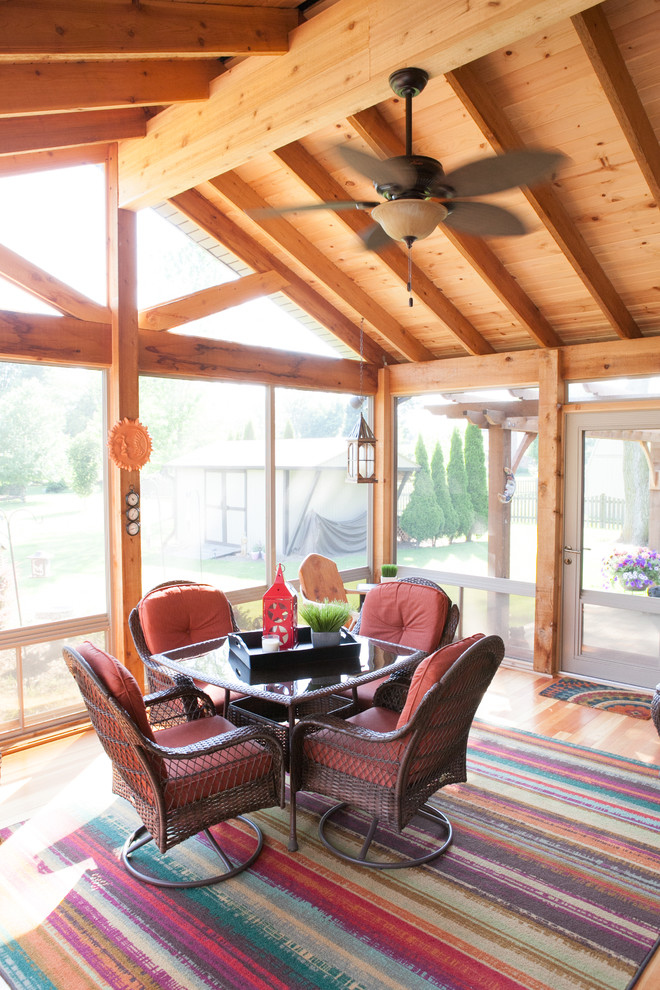 Mid-sized sunroom in Chicago with light hardwood floors and a standard ceiling.