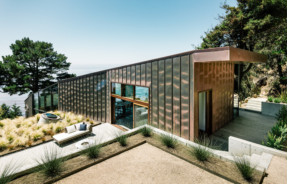 Photo of a mid-sized contemporary one-storey exterior in San Francisco with metal siding.