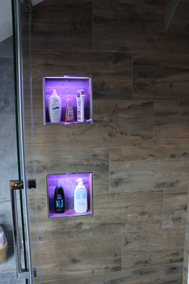 Mittelgroßes Skandinavisches Badezimmer mit Whirlpool, Eckdusche, grauen Fliesen, Keramikboden und Schiebetür-Duschabtrennung in Dortmund