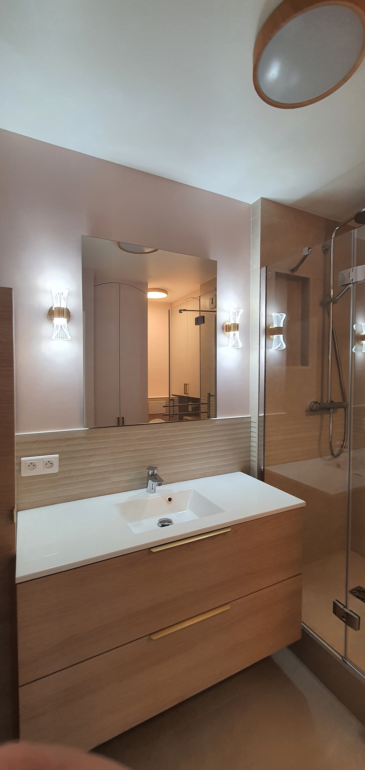 Salle de bain beige et rose, bois