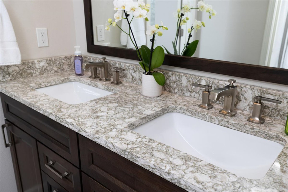 Bathroom - transitional bathroom idea