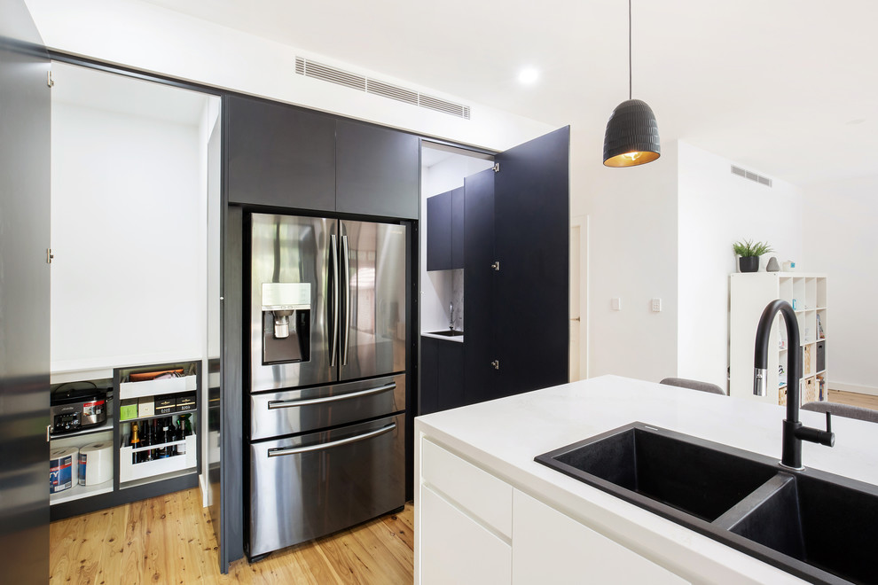 Inspiration for a modern kitchen remodel in Sydney