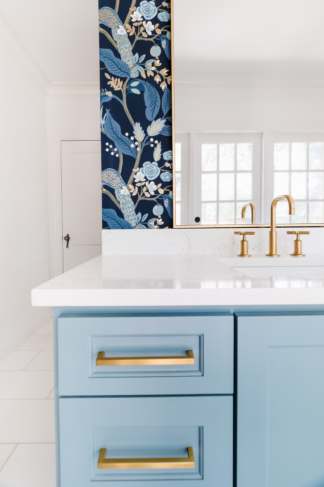 На фото: ванная комната в стиле неоклассика (современная классика) с фасадами в стиле шейкер, синими фасадами, столешницей из искусственного кварца, тумбой под две раковины и обоями на стенах с
