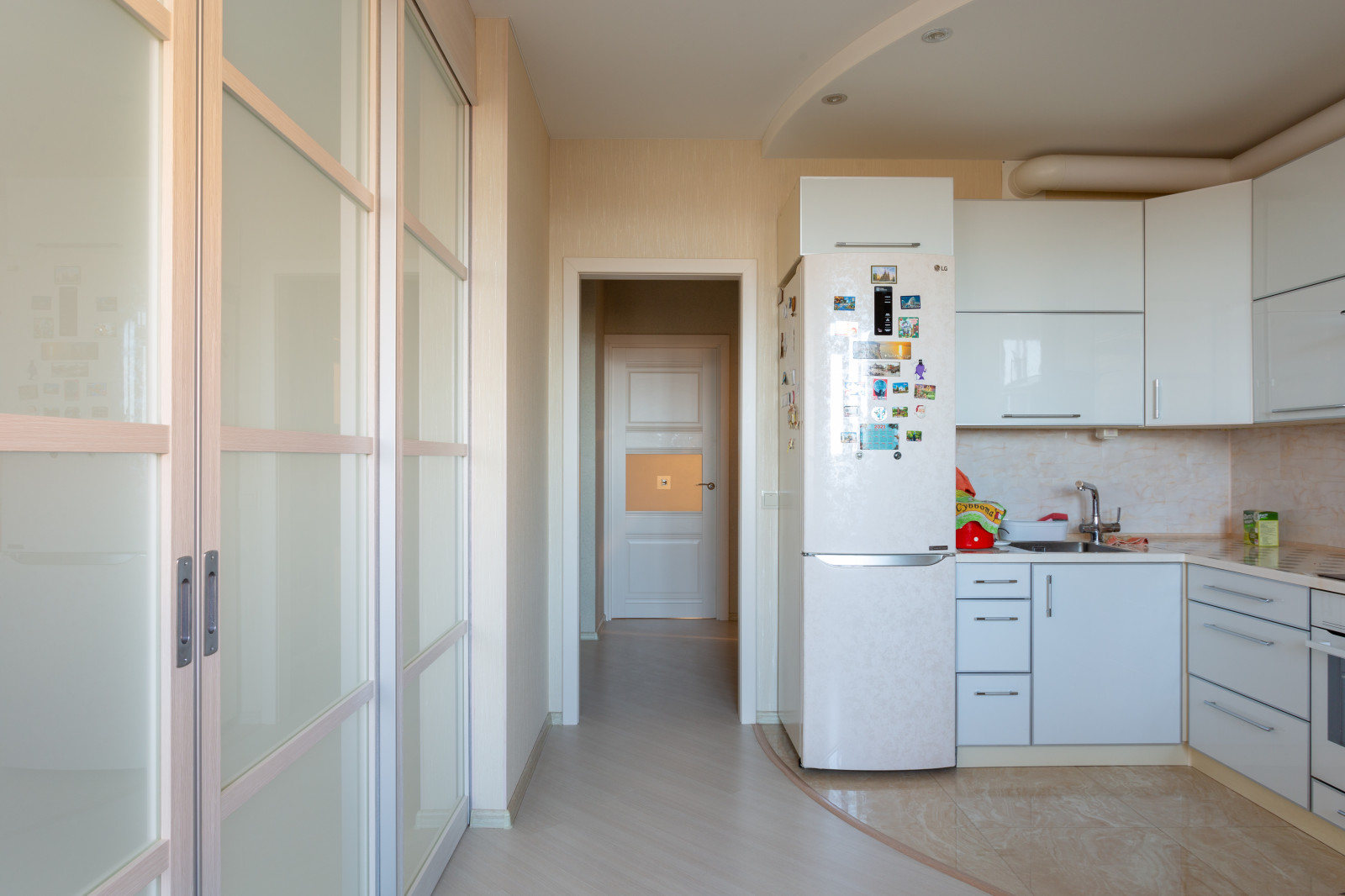 Разделение кухни с гостиной