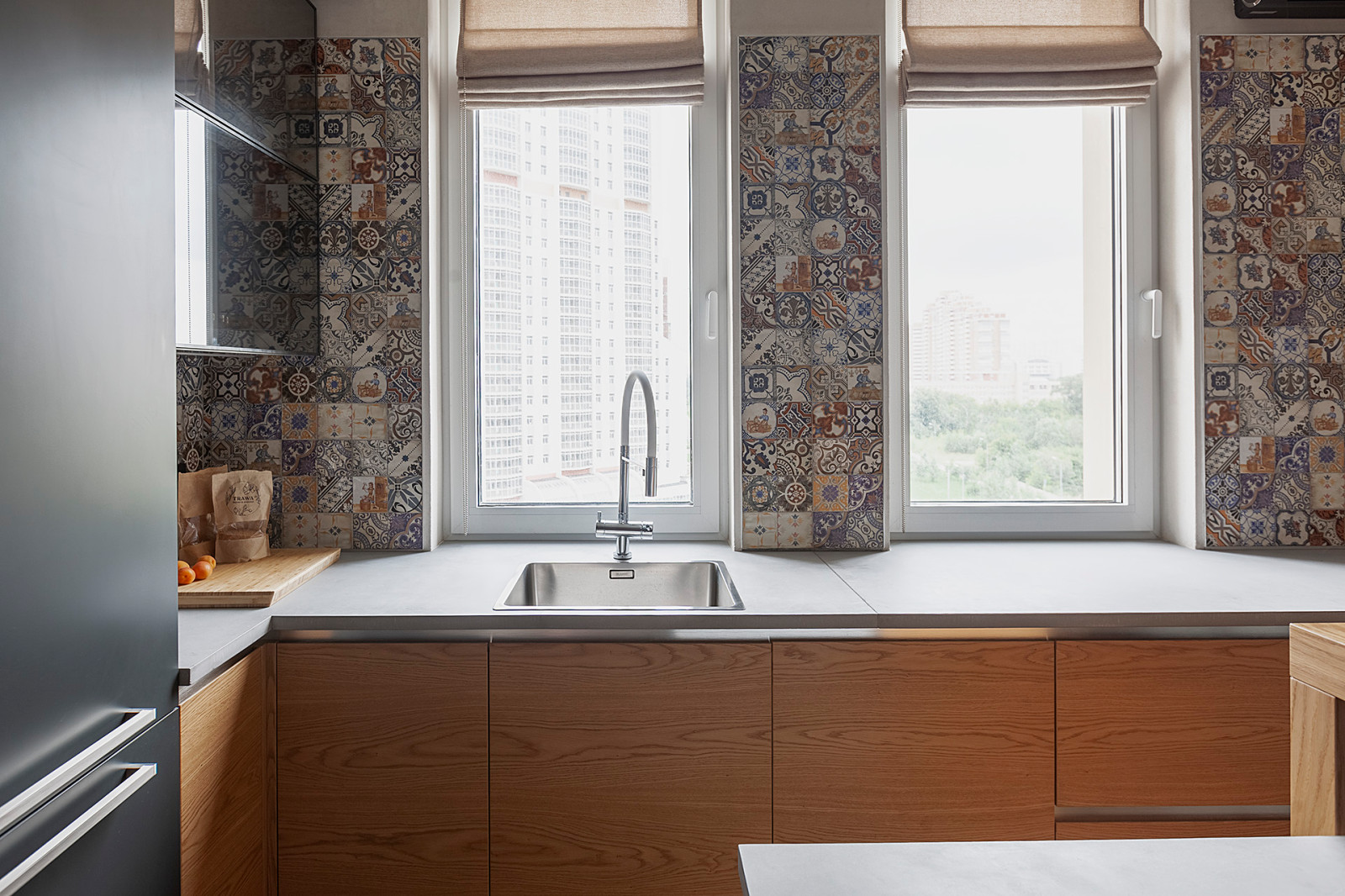 Кухня LOFT с островом и мойкой у окна