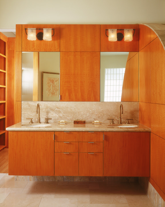 Foto på ett mycket stort funkis beige en-suite badrum, med släta luckor, skåp i mellenmörkt trä, en jacuzzi, en öppen dusch, beige kakel, marmorkakel, vita väggar, kalkstensgolv, ett undermonterad handfat, marmorbänkskiva, beiget golv och med dusch som är öppen
