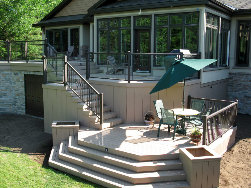Mid-sized modern backyard deck in Ottawa.