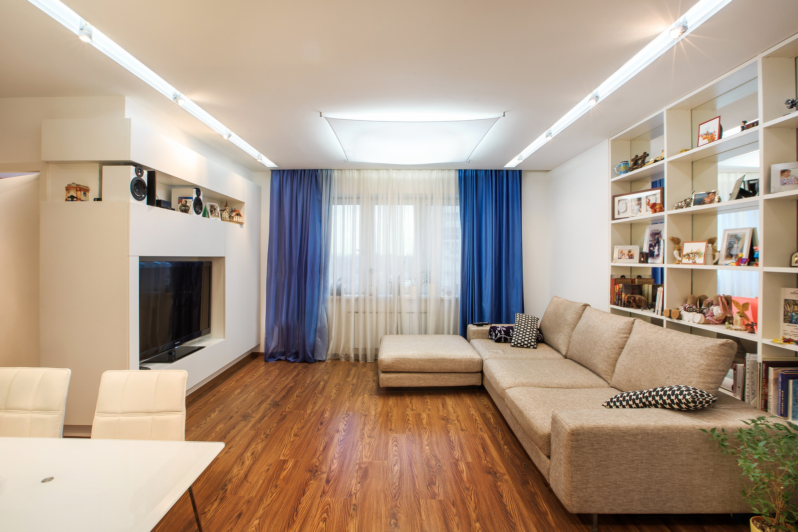 КОНТРАСТНЫЕ ОТНОШЕНИЯ