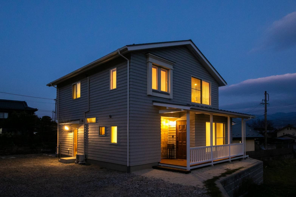 他の地域にある中くらいなコンテンポラリースタイルのおしゃれな家の外観 (混合材サイディング、下見板張り) の写真