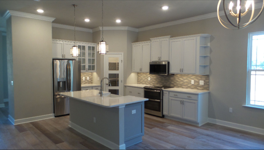 Kitchen - transitional kitchen idea in Jacksonville