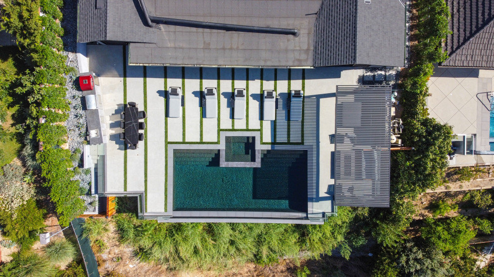 Oberirdischer, Geräumiger Moderner Pool hinter dem Haus in individueller Form mit Pool-Gartenbau und Betonboden in Los Angeles