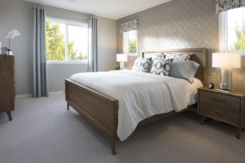 Foto de dormitorio principal contemporáneo grande con paredes grises, moqueta y suelo beige