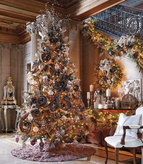 How to Decorate a Dramatic Christmas Tree