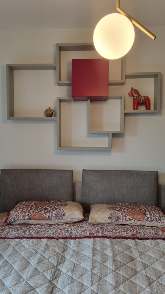 Mittelgroßes Asiatisches Hauptschlafzimmer ohne Kamin mit weißer Wandfarbe, Porzellan-Bodenfliesen, beigem Boden, eingelassener Decke und Tapetenwänden in Mailand