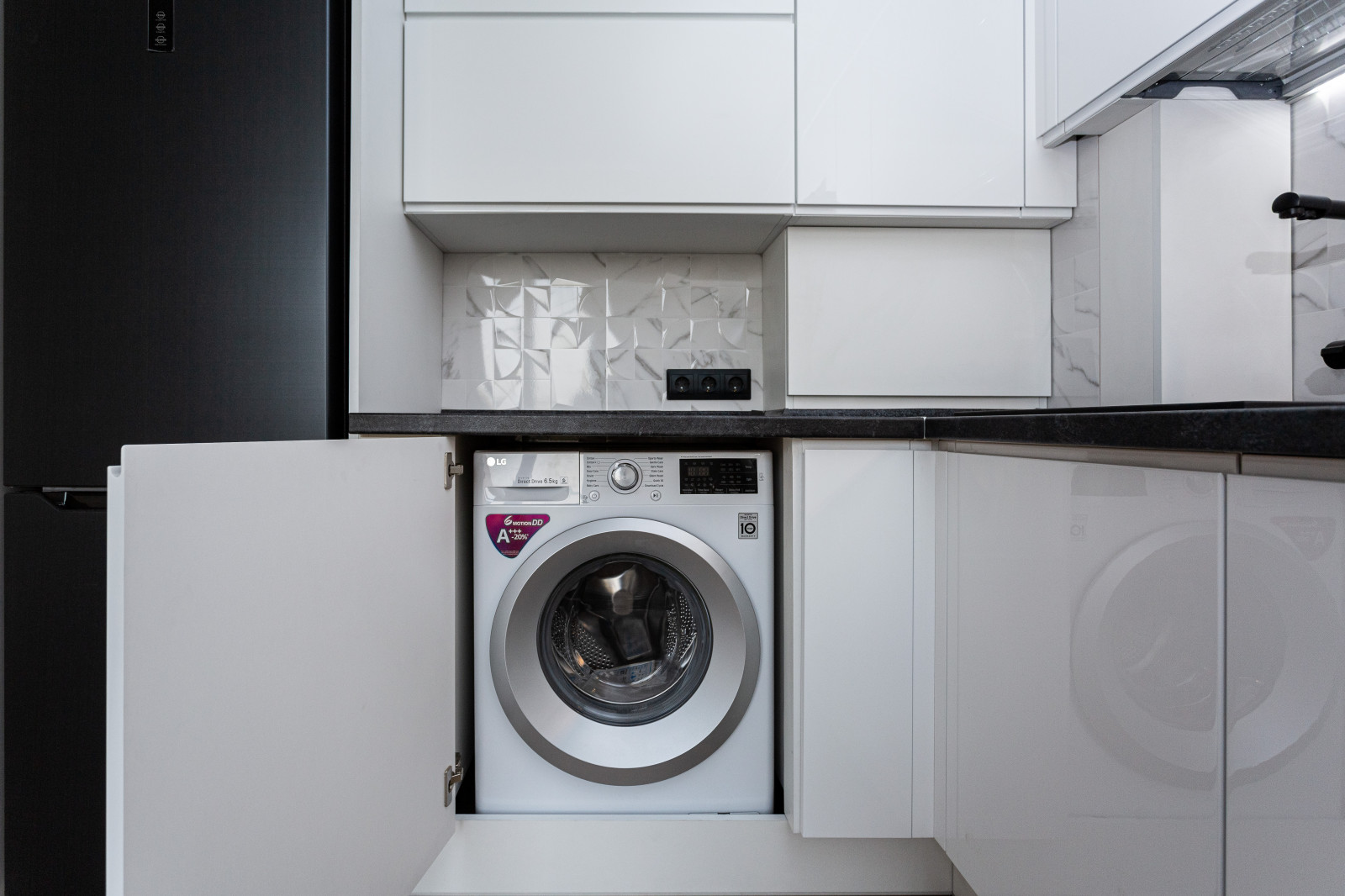 Черно-белая глянцевая кухня в современном стиле