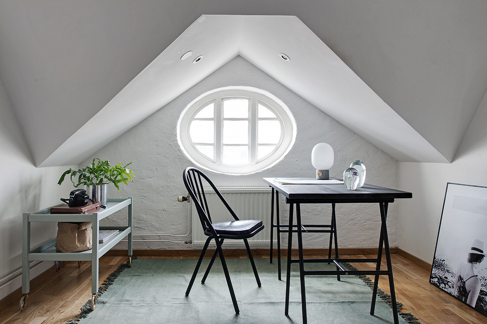 This is an example of a mid-sized scandinavian home office in Gothenburg.