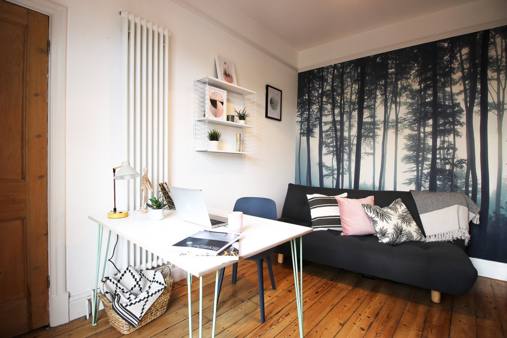 Exemple d'une petite chambre d'amis scandinave avec un mur multicolore, un sol en bois brun, une cheminée standard, un manteau de cheminée en métal, un sol marron et du papier peint.