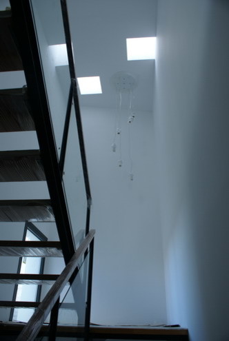 Modelo de escalera en U moderna de tamaño medio sin contrahuella con escalones de madera
