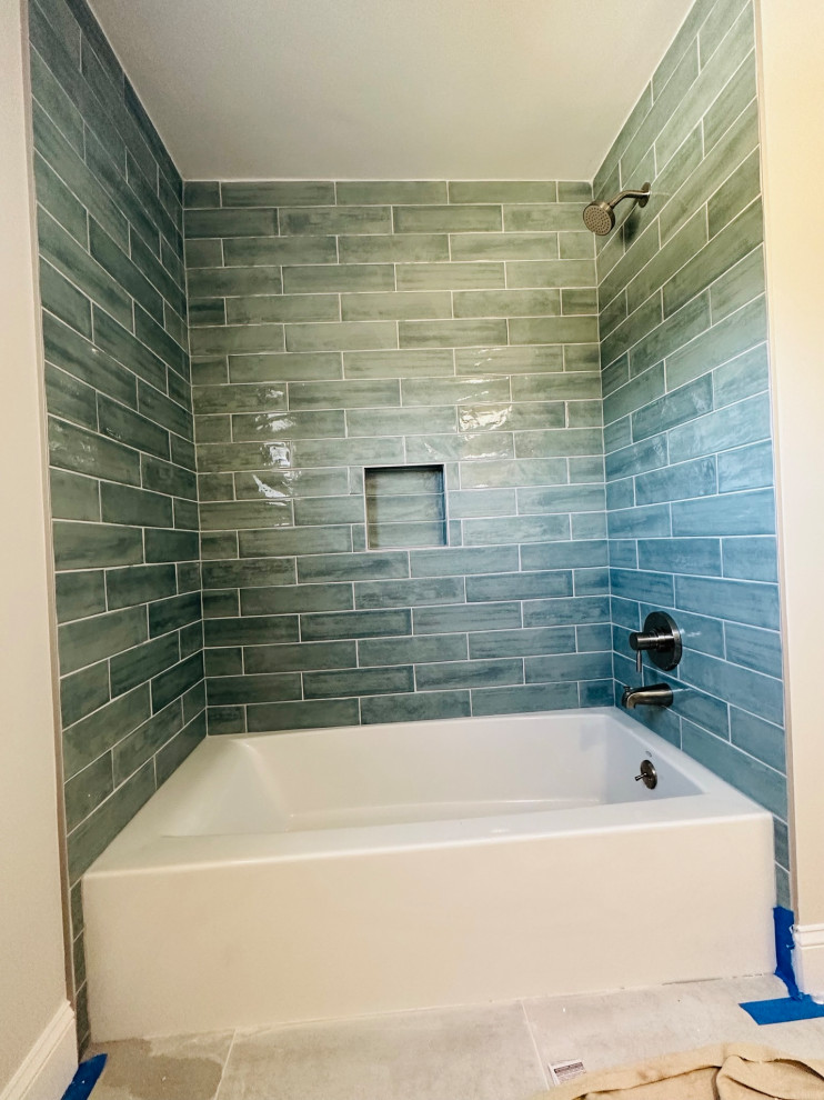 Inredning av ett modernt litet badrum, med ett badkar i en alkov, en dusch/badkar-kombination, keramikplattor, beige väggar, klinkergolv i porslin och dusch med duschdraperi