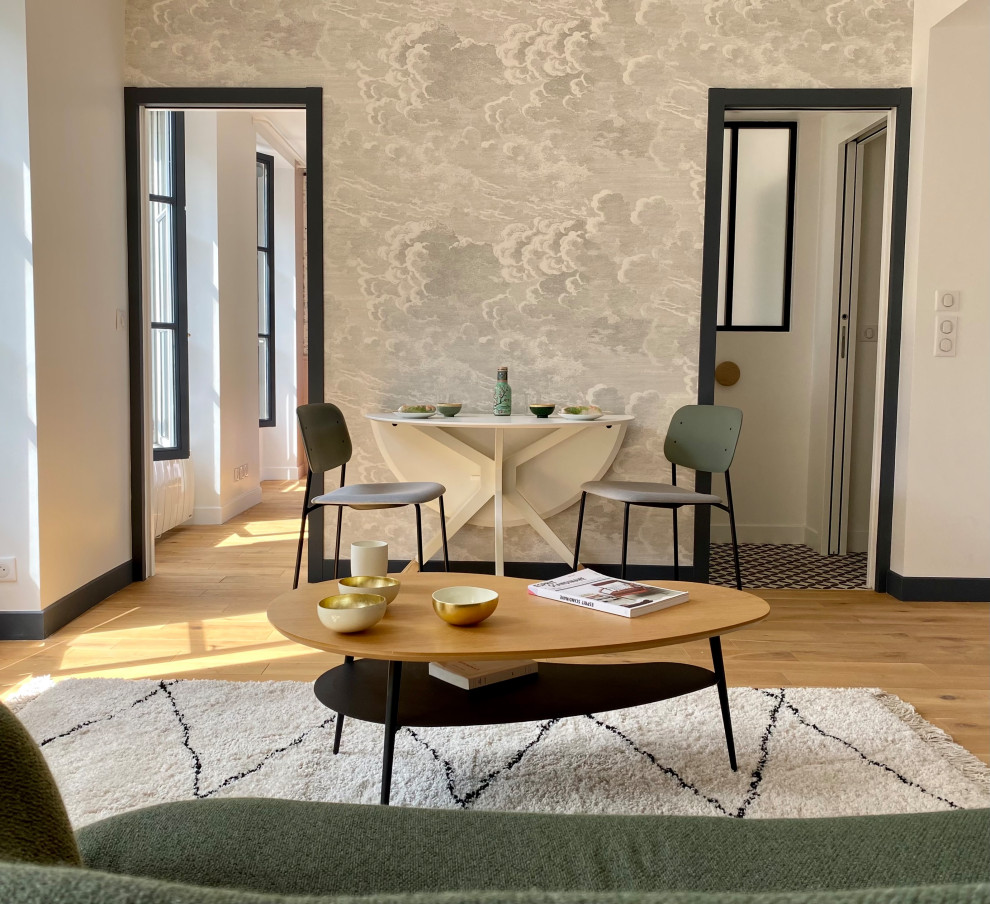 Inspiration pour un petit salon gris et blanc bohème ouvert avec un mur gris et parquet clair.