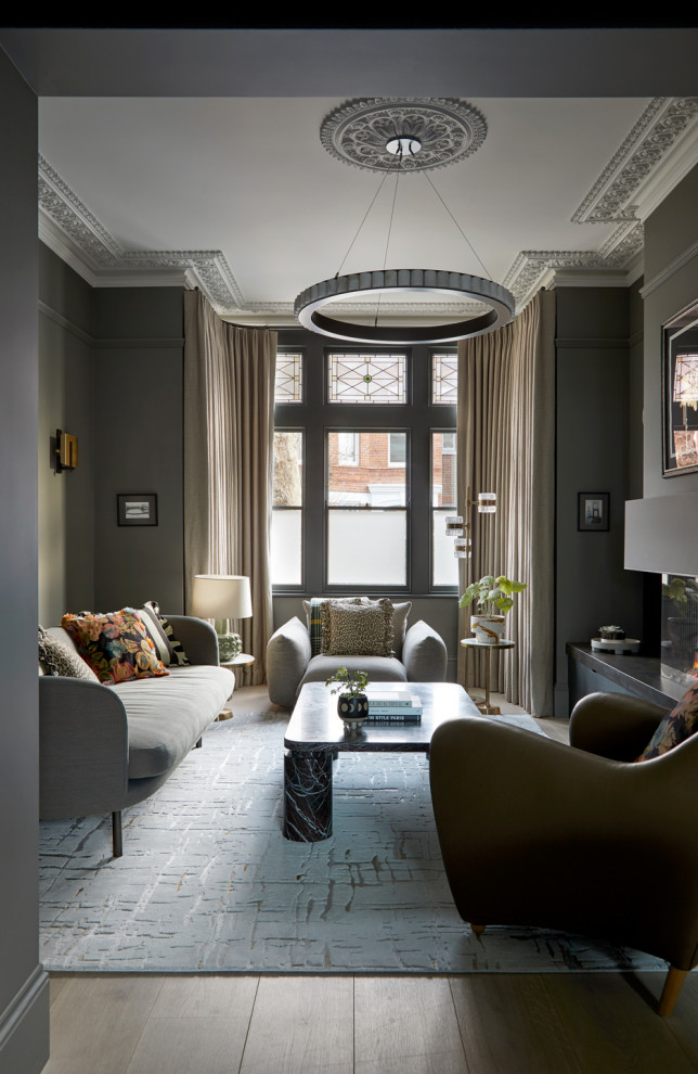 На фото: изолированная гостиная комната в стиле неоклассика (современная классика) с серыми стенами, паркетным полом среднего тона и коричневым полом