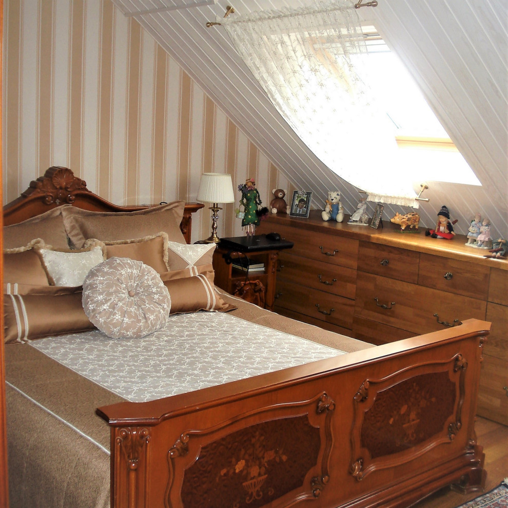 На фото: хозяйская спальня среднего размера в классическом стиле с бежевыми стенами, полом из ламината, коричневым полом и обоями на стенах с