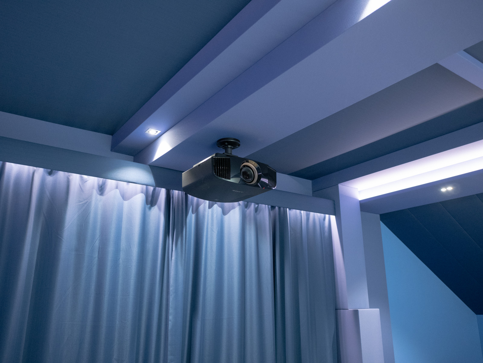 Домашний кинотеатр в мансарде