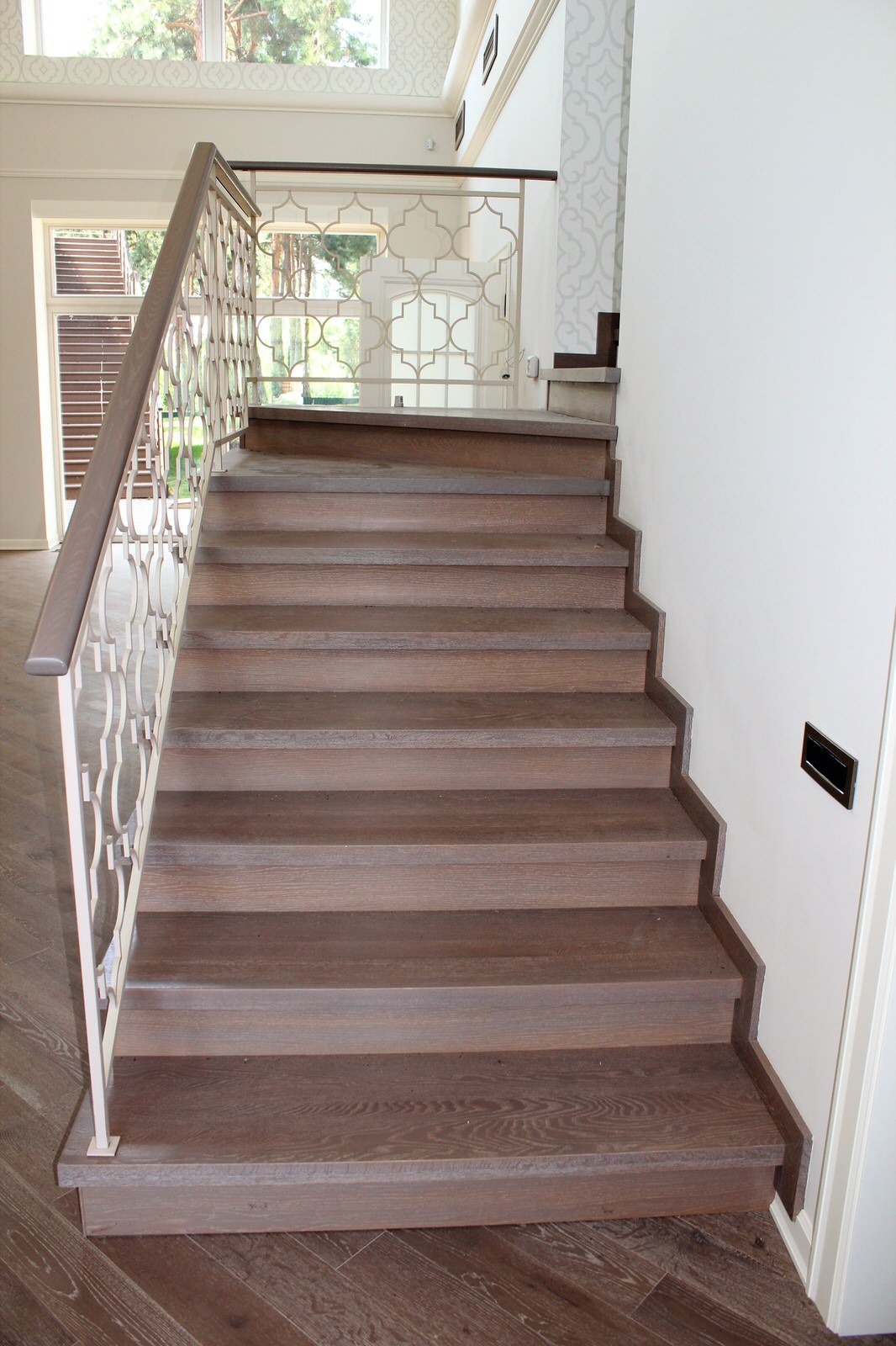 Лестница с узорчатым ограждением