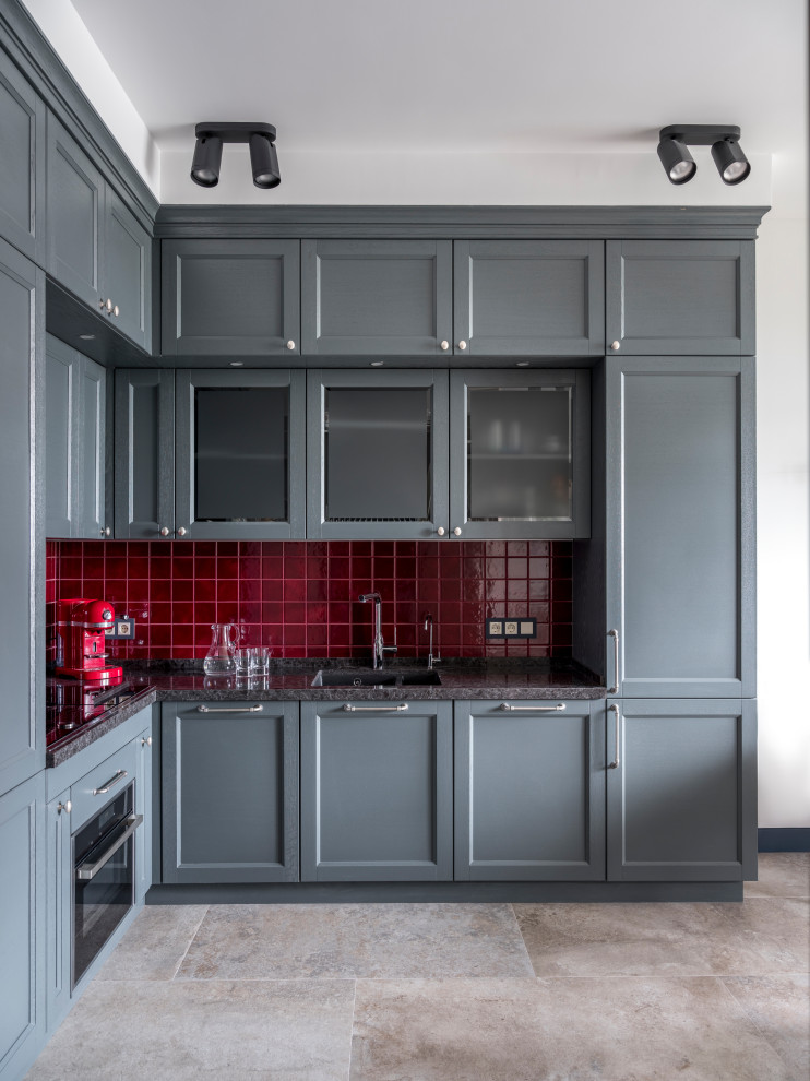 Photo of a mid-sized contemporary l-shaped eat-in kitchen in Moscow with recessed-panel cabinets, grey cabinets, quartz benchtops, red splashback, ceramic splashback, porcelain floors, beige floor and grey benchtop.