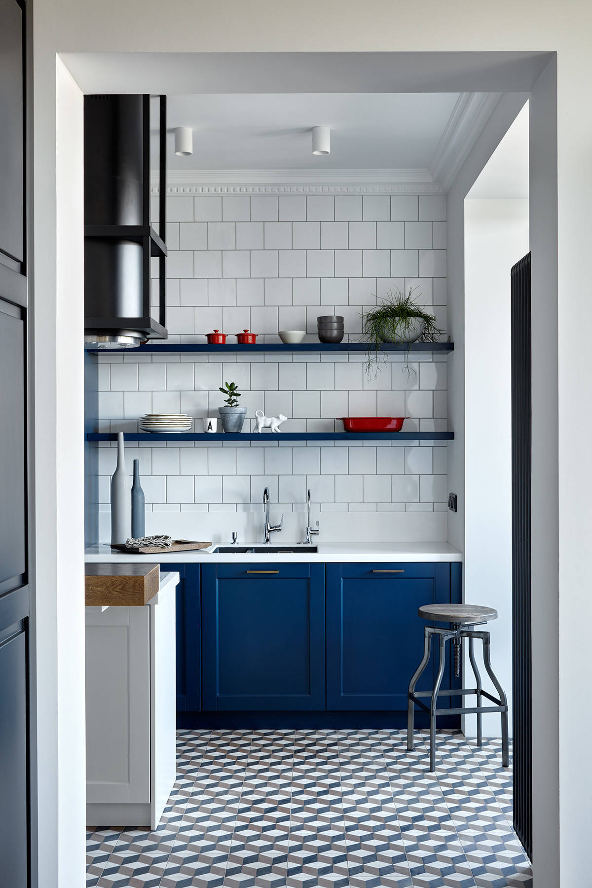 Открытые полки в интерьере кухни: красивые, удобные и функциональные