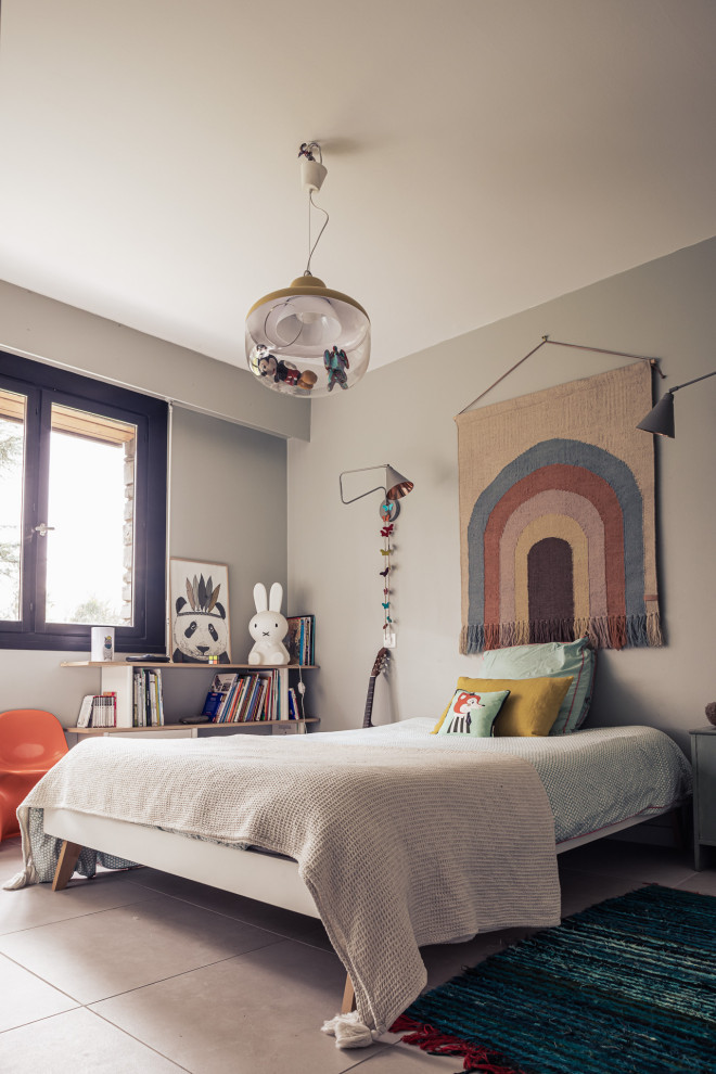 Idée de décoration pour une chambre d'enfant vintage avec un mur gris et un sol gris.