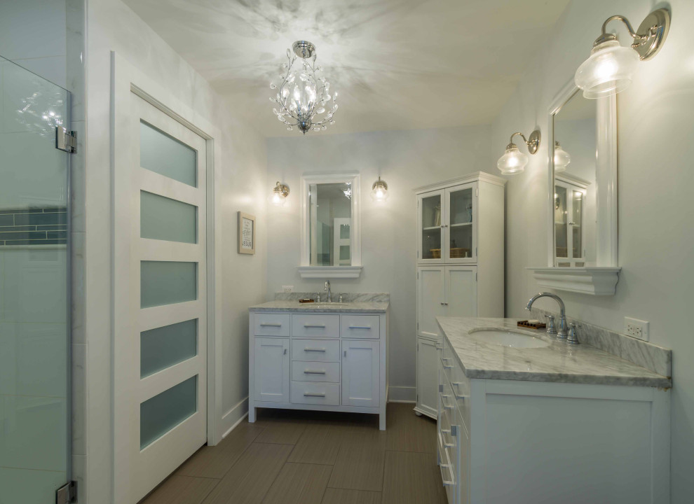 Стильный дизайн: большая главная ванная комната в белых тонах с отделкой деревом в современном стиле с плоскими фасадами, белыми фасадами, душем в нише, серой плиткой, мраморной плиткой, белыми стенами, полом из керамической плитки, накладной раковиной, мраморной столешницей, коричневым полом, душем с распашными дверями, серой столешницей, нишей, тумбой под две раковины, встроенной тумбой, потолком с обоями и обоями на стенах - последний тренд