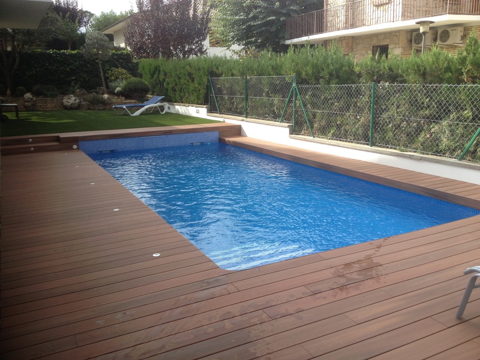 Casa de la piscina y piscina?[Foto de casa de la piscina y piscina With casa de la piscina and entablado ]:[Foto de casas de la piscina y piscinas With casa de la piscina and entablado ]